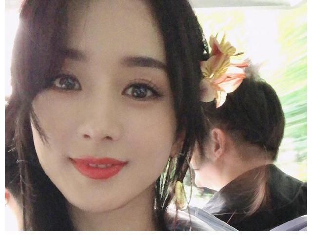 吴磊节目中大口吃饭,掉在腿上的米粒也不浪费,对面赵丽颖看呆了