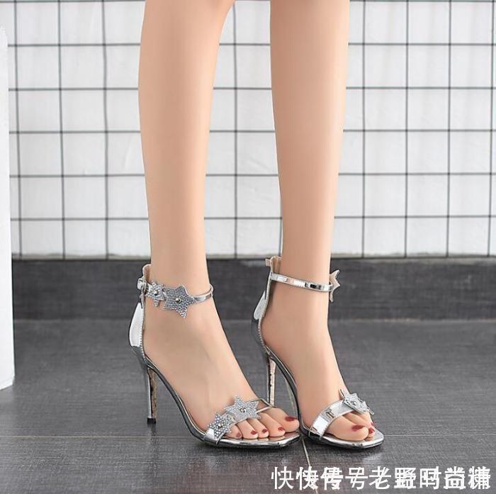 轻松|简约的一字带高跟鞋,穿脱轻松方便,散发出温柔的女人味