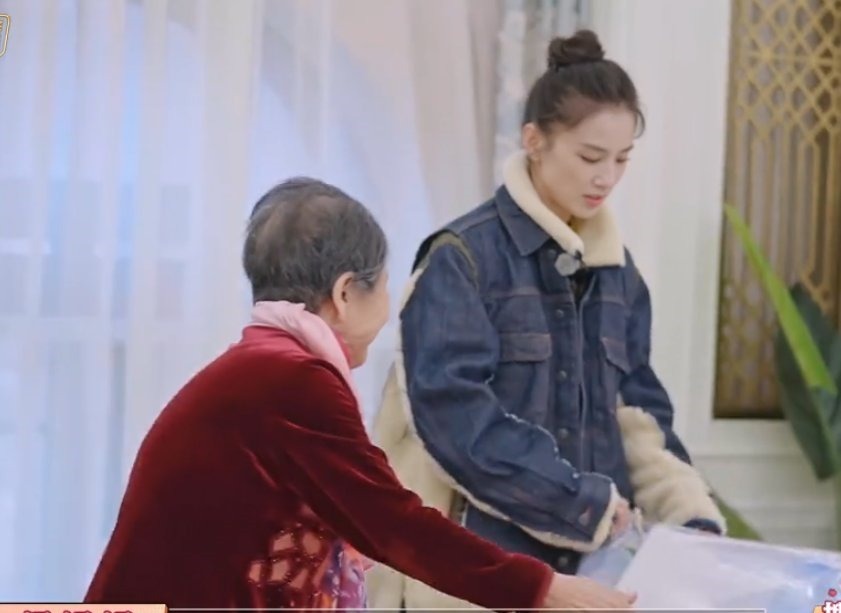 黃圣依婆婆拿98元柏木梳送兒媳，嫌?xùn)|西太便宜閉眼害羞拿不出手