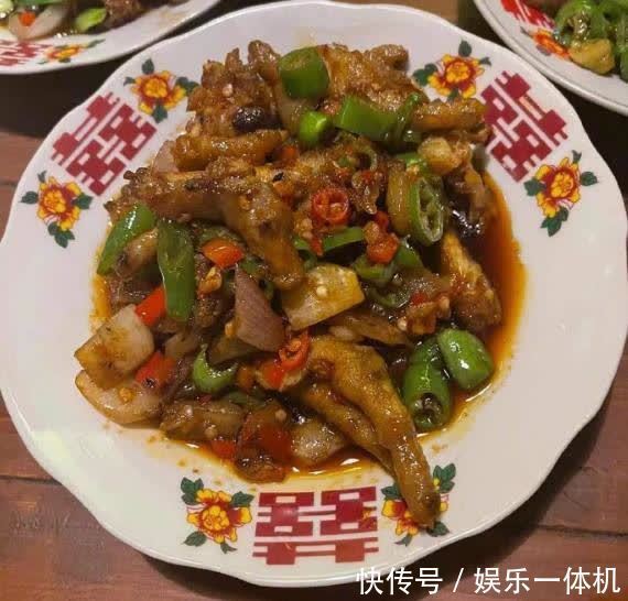 毛豆|王源:忙碌一天回家吃晚饭,三个“红双喜老式菜盘子”满满年代感