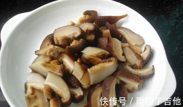 浸泡|香菇炸一炸,炒一炒,做成美味家常菜,好吃下饭,超香!