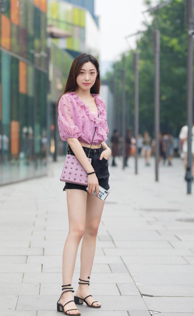 蓝灰色|美女身穿一字肩很有造型感，搭配一条蓝灰色的百褶裙，很有风度的感觉