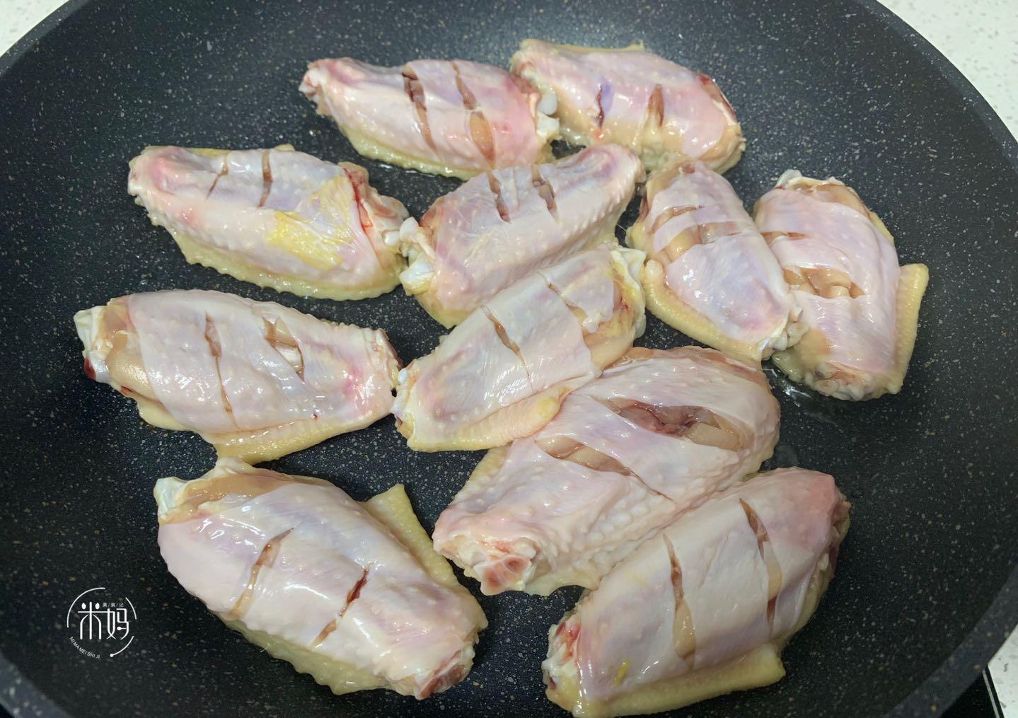 鸡翅|鸡翅这样煮不用一滴油，表皮酥香，肉质鲜嫩，比可乐鸡翅好吃多了
