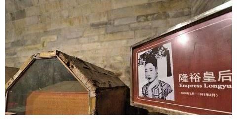 皇后$1980年考古队挖开光绪墓,一名医生爬进皇后棺材,爬出后呕吐不止