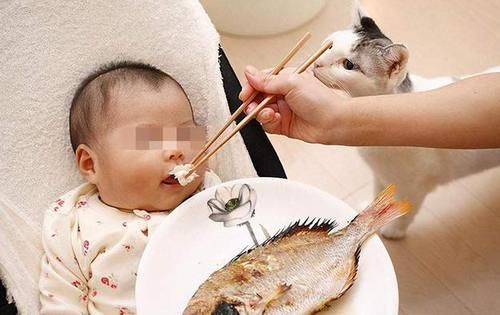 卡住|孩子被鱼刺卡喉咙,宝妈反应很机智,医生:家长们应该学一学