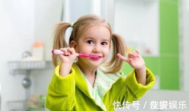 龋齿|4岁男孩牙齿几乎全黑6岁前,不要让孩子自己刷牙!