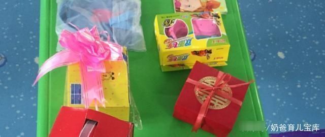 手工|幼儿园孩子互赠礼物,花1千元换回“小纸人”,妈妈:很不公平
