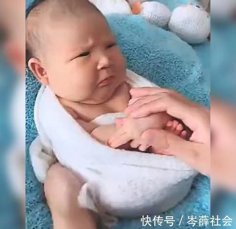 聚德|宝宝“丑萌”满月照火了!紧皱眉头一脸嫌弃,网友笑翻:生无可恋