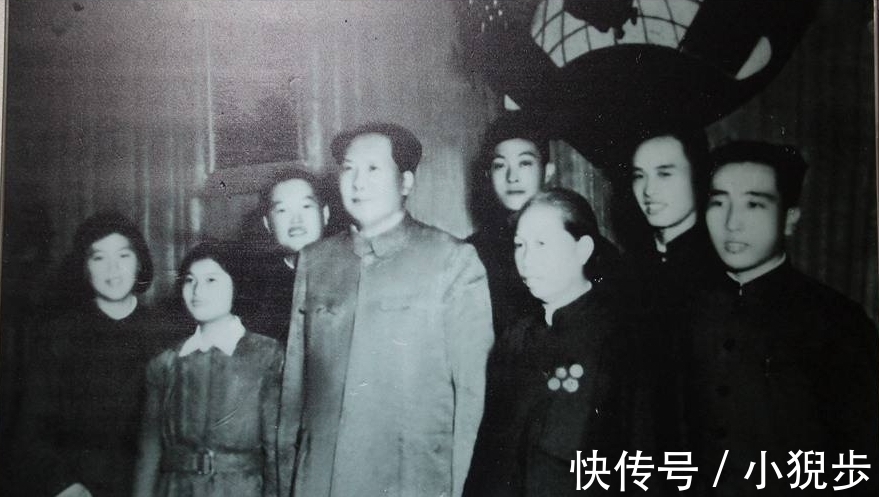 题诗!毛主席70岁时罕见的草书题诗,笔法纵横如棋,短短几字成毛体典范