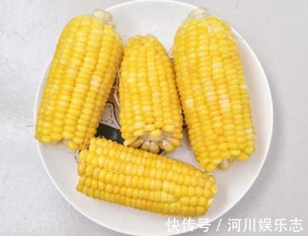 煮玉米只放清水是错的,放上这2样料,玉米更香甜软糯,太实用了