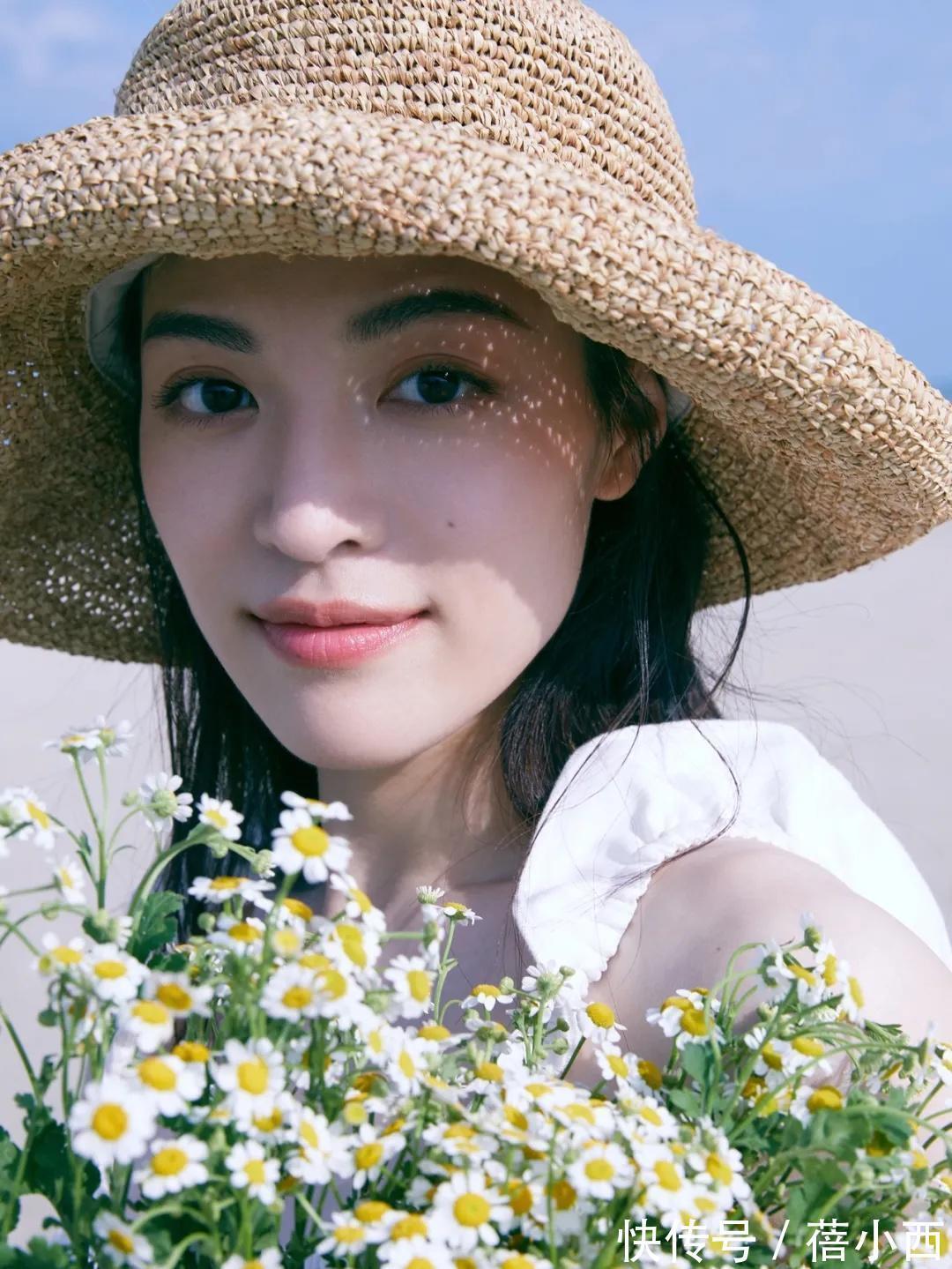 紫色|钟楚曦的身材真绝了，穿吊带上衣没赘肉，配半身裙曲线流畅好吸睛