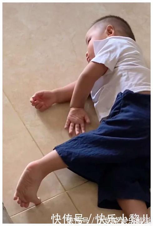 独生子女|哥哥开学后，弟弟“丧失斗志”，网友笑翻没人抢，玩具都不香了