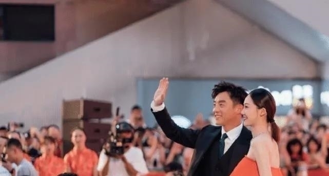 李晨|苗苗郑恺合体录跑男现场照曝光，女方肤白貌美，郑恺全程追妻被虐