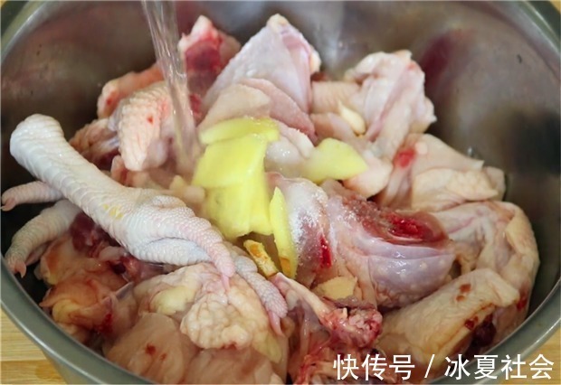 香菇焖鸡|想要鸡肉好吃,清洗步骤最为重要,掌握这个小技巧,鸡肉腥味全无