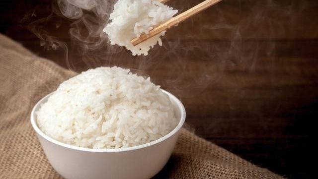 米饭|蒸米饭是用冷水还是热水？吃了这么多年才知道，难怪米饭不香不软