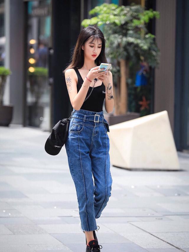 简约|美女穿搭身姿靓丽的牛仔裤美女,简约大气又干练优雅