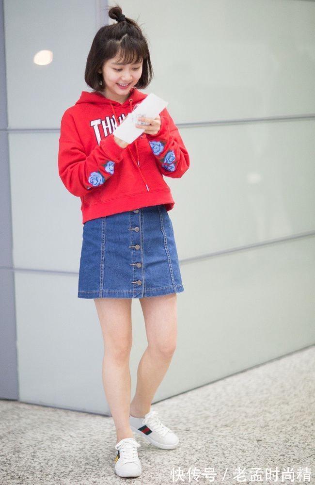 牛仔|她的少女感“绝”了,红色卫衣配牛仔半身裙,甜成邻家小妹