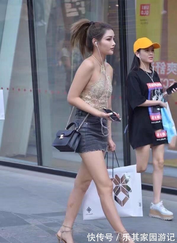 吊带背心 挂脖吊带背心搭配牛仔包臀裙,时尚感爆棚,,烟熏妆很奈斯!