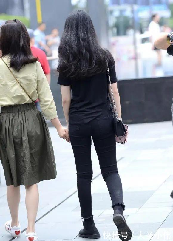 一身黑色|美女街拍:一身黑色搭配,显瘦又显气质,短袖衫配牛仔裤简约美丽又大方