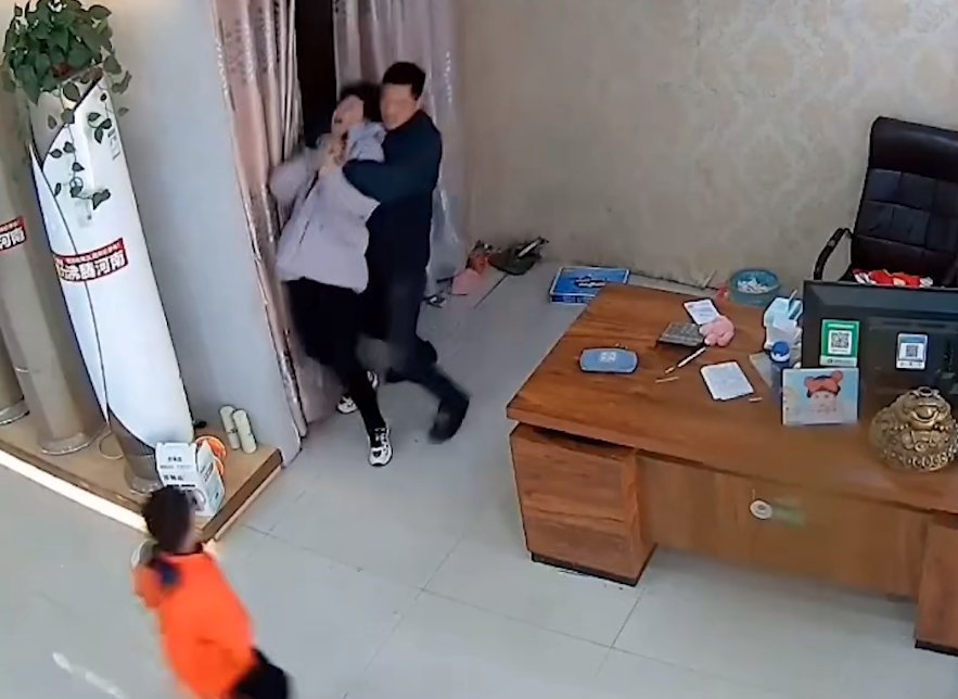 妈妈被欺负俩儿子火了，抄起扫帚追着打，得知真相网友笑了