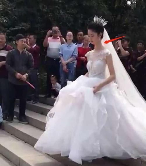 天鹅|“长颈鹿宝宝”火了,生下来就有天鹅颈,网友:以后考试方便了