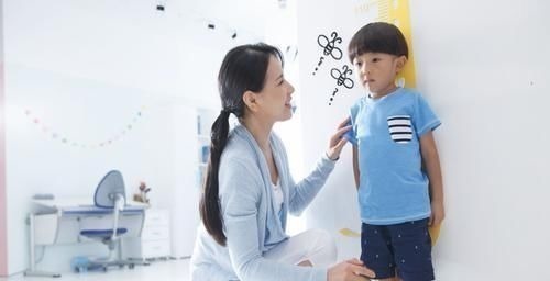 鞋子|为啥很多孩子“人小脚大”,是猛涨的发育信号吗?结果和想象不同
