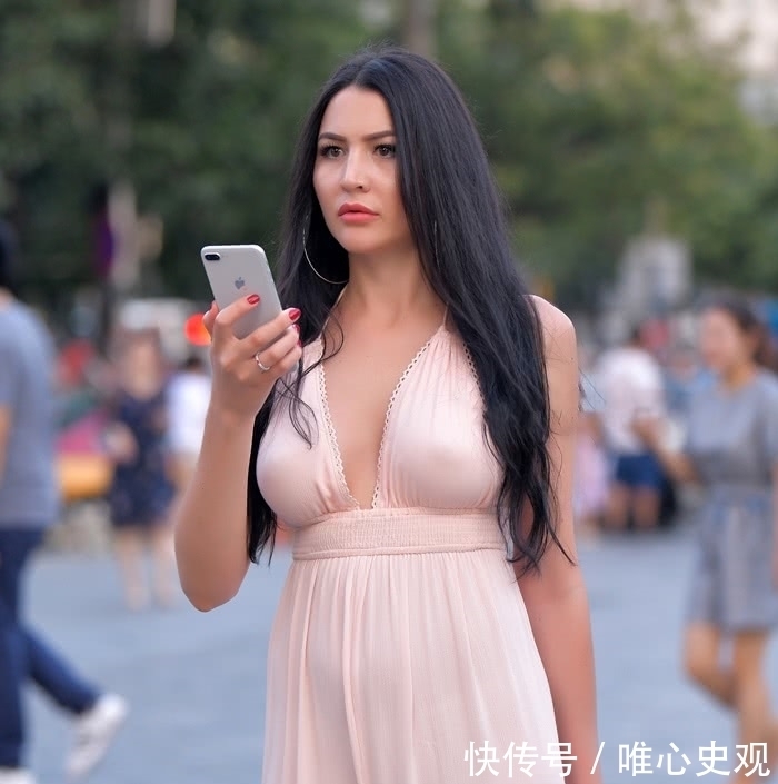 街拍:雪白的肌肤,丰腴有致的身材,性感的嘴唇,让人心动