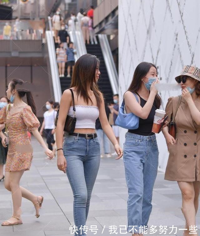 腿型 一样的牛仔裤,紧身款与阔腿款风格不同,一个休闲一个性感!