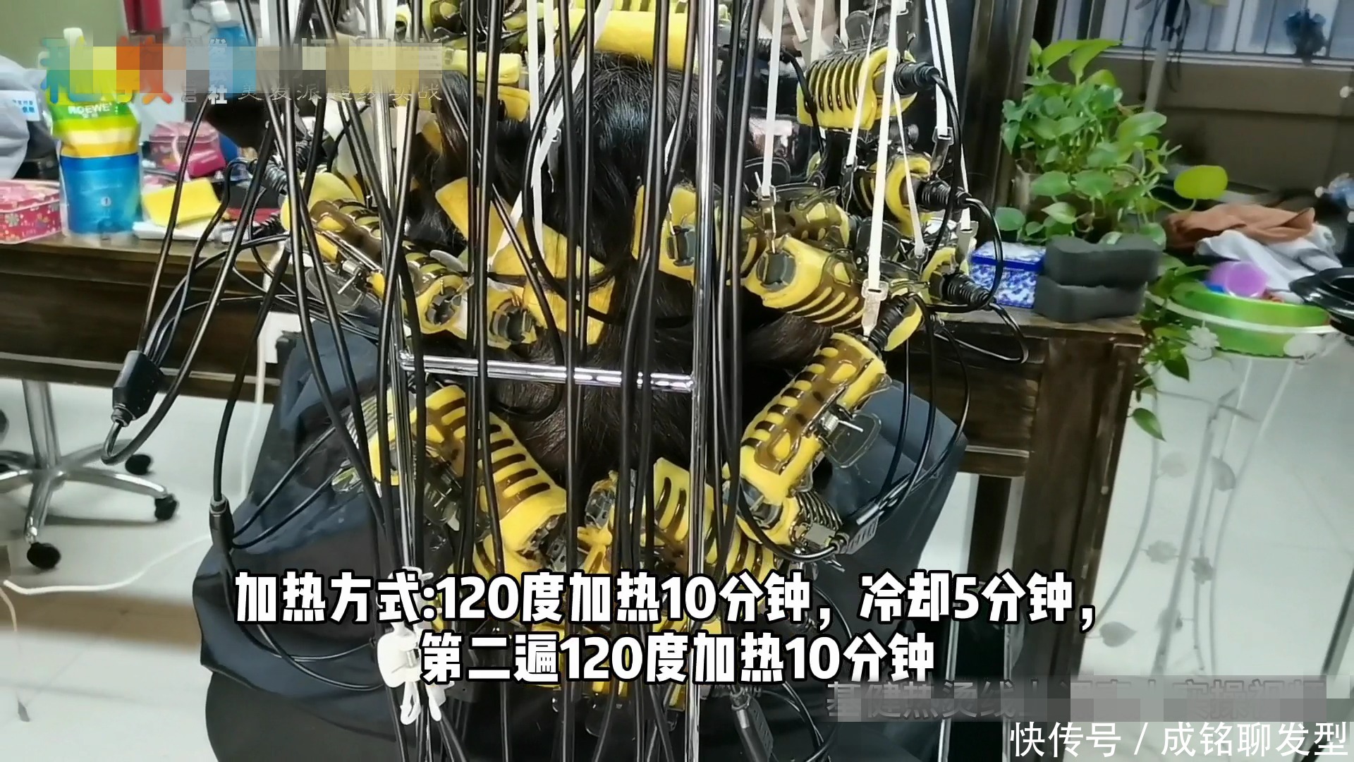 50岁女士自来卷沙发发量多,头发抛光+抱团卷,柔软减龄又时髦