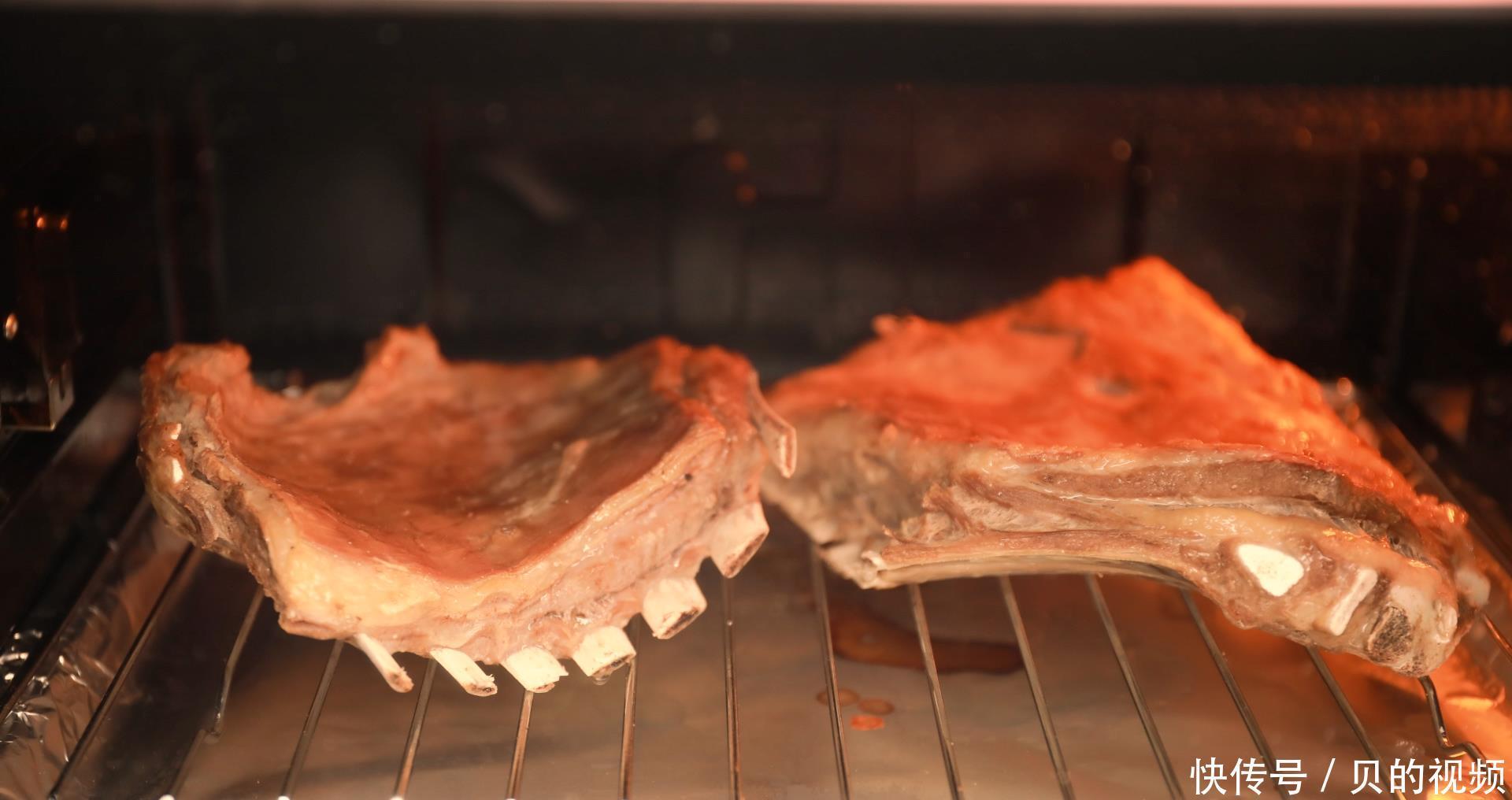 捞出来|烤羊好吃不好吃主要看酱汁,外表焦酥入口微甜,肉香浓郁嫩到出汁