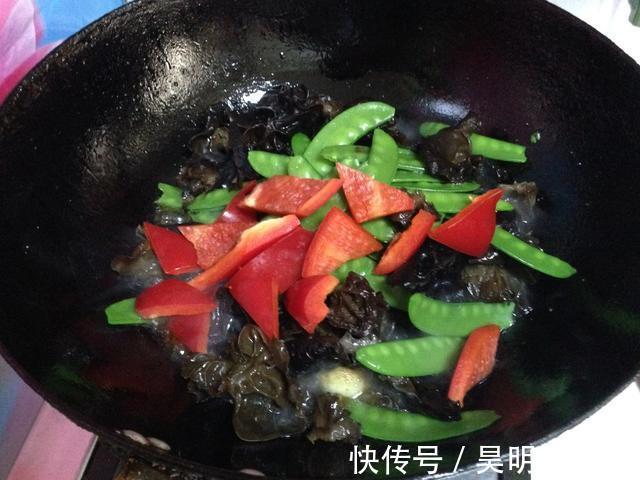 蒜瓣|菜名：蒜子烧木耳，味道诱人，营养够丰富