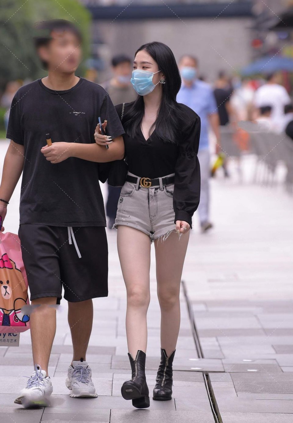 老家|美女街拍:穿着很华丽的北方女孩,单纯和减龄的结合,很想把她带回老家看看