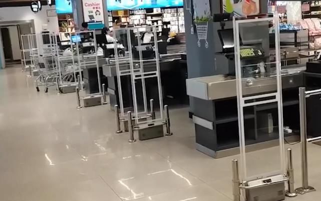 妈妈|超市误以为小孩偷了手表,动手搜包,孩子妈妈要求道歉被拒:该找哪儿找哪儿