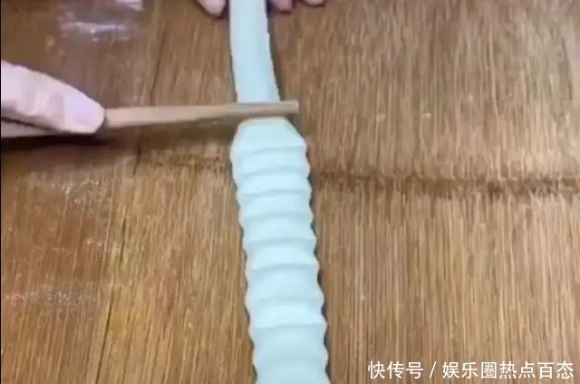 最简单的花卷，一搓一压一卷，造型有创意，既好看又好吃