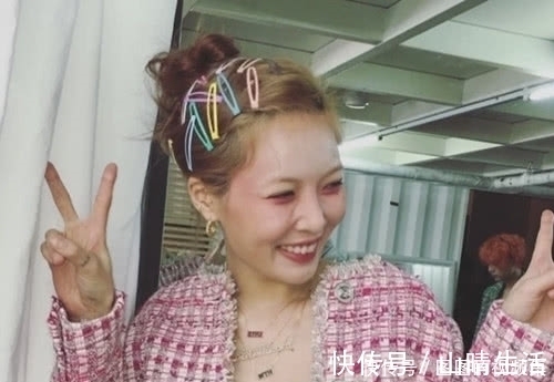 珍珠 珍珠发卡过时了,泫雅的5毛钱发卡才是时尚,网友:珍珠太贵了!