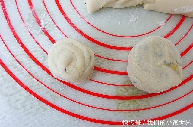 这是我最常做的主食,和面不用饧,半小时就上桌,又香又软