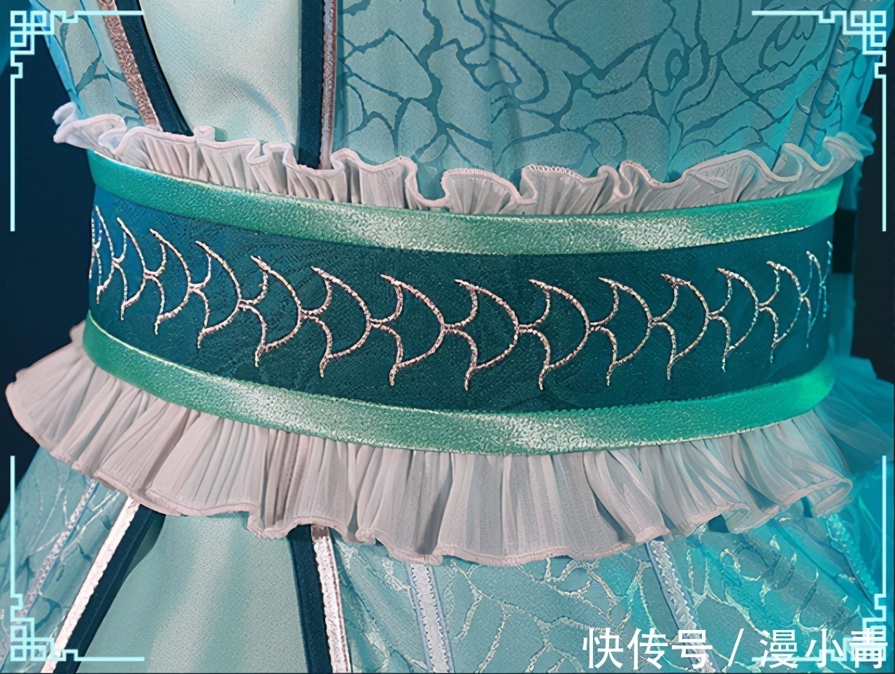 浅绿色|斗罗:小姐姐COS宁荣荣,衣服成功抢镜,蕾丝花边和白丝绝了