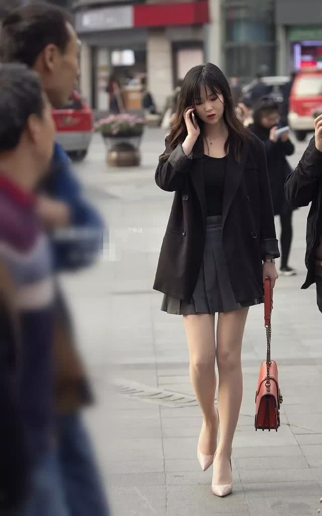 御姐|街拍:小姐姐扎着一头短马尾,戴上一副眼镜,好有一种御姐的风范