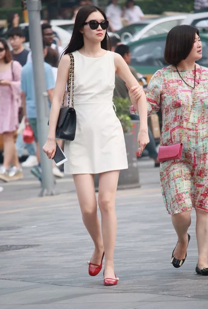 高跟鞋优雅时尚,让女性散发出迷人的气息