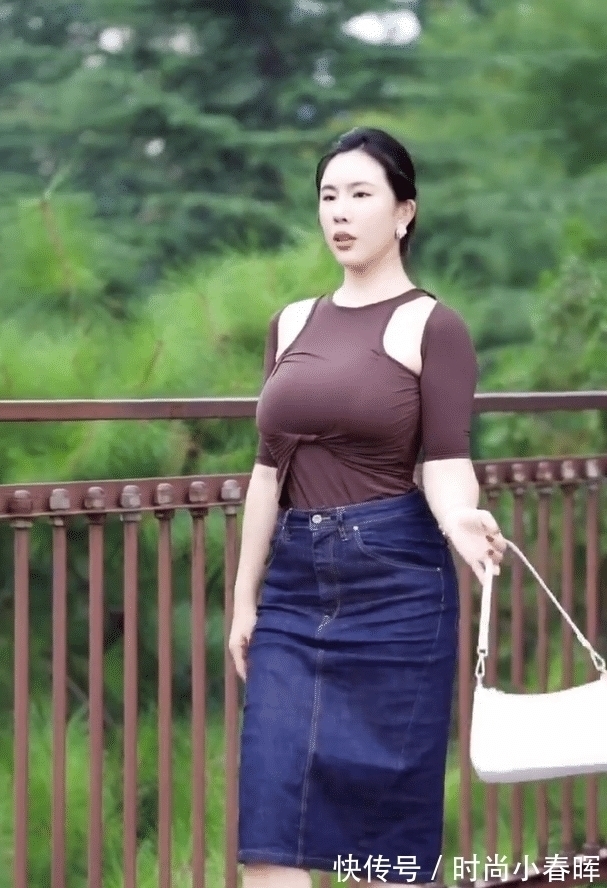 高跟鞋 半身牛仔裤经典百搭,微胖美女穿了,也肥而不腻