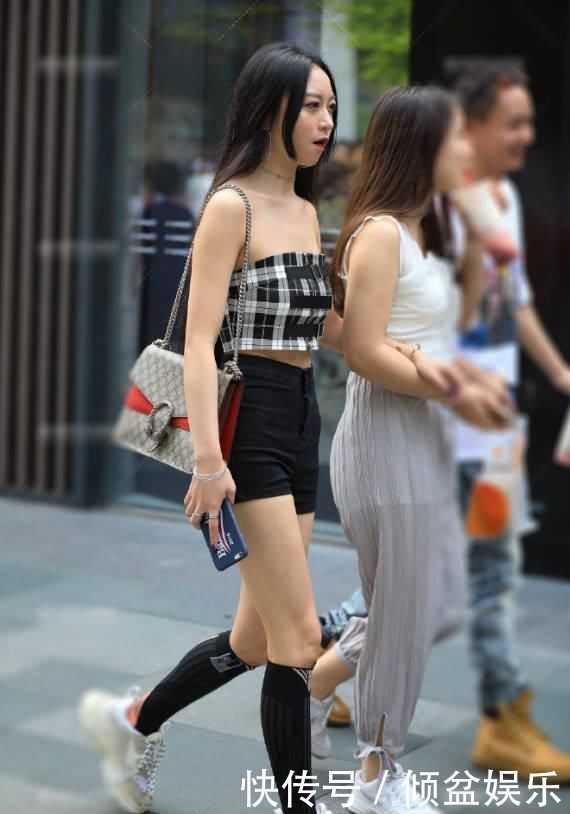 街拍美女小姐姐一件格子抹胸搭牛仔短裤，搭配半膝袜时尚度满分