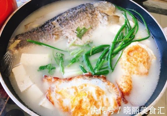 窍门|炖鲫鱼汤，牢记“3点窍门”，比直接下锅炖好喝，浓白又鲜香