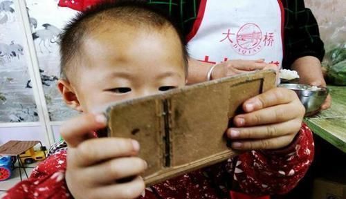 小丽|4岁宝宝天天看手机,聪明奶奶用这招很有效,值得家长们借鉴