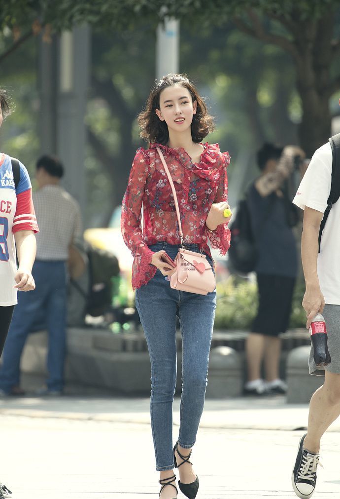 长发披肩|长发披肩的小姐姐,长相迷人身材丰腴,很有韵味