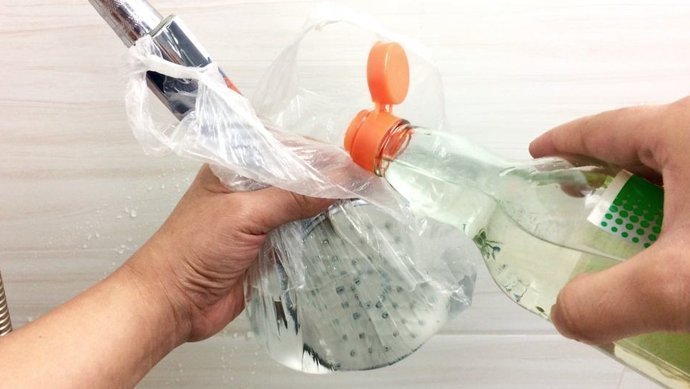 花洒总堵住用上常见的日用品就能轻松解决，看完试试