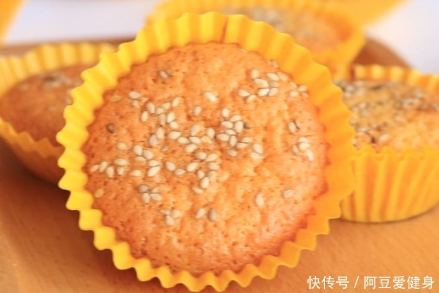 一滴水|最简单蛋糕做法一搅一拌两步出锅,不加一滴水和油,全家抢着吃