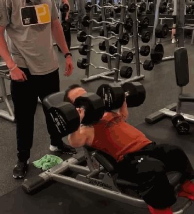 消防员|世界上最矮消防员，杠铃卧推220斤，他的肌肉不输正常人