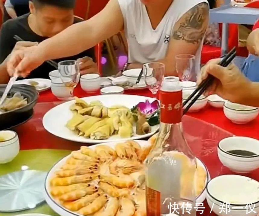 获得者|有虾有肉档次高!村里为全红婵设宴款待各方来宾,村民吃得挺痛快