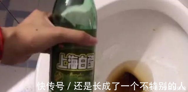 马桶|马桶里撒一点,不管多厚的黄渍,一冲立马干净,省钱又省事!