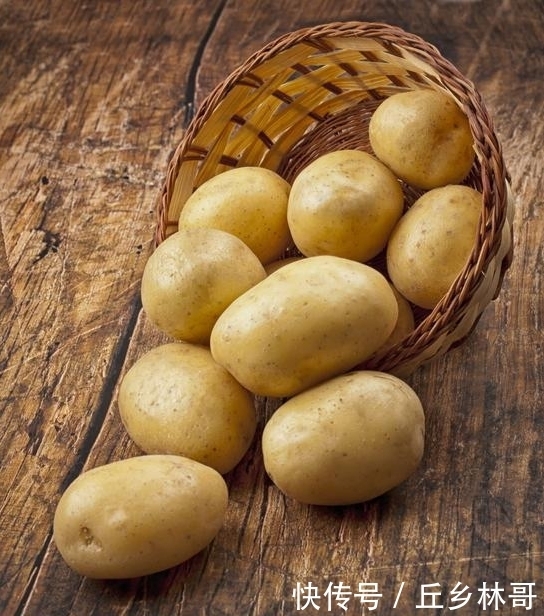 吃了半辈子土豆,这个做法百吃不腻,不炒不炸也不煮,上桌就扫光